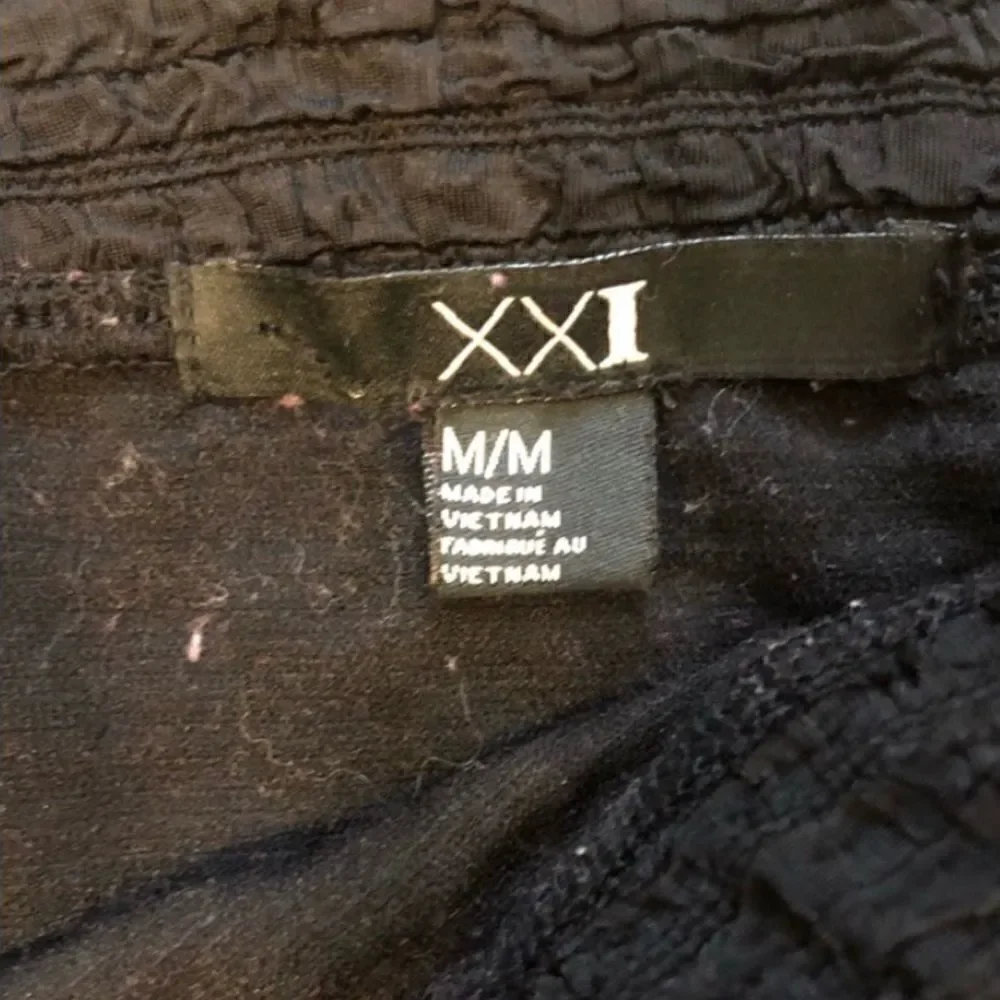 Black Forever 21 detailed pencil skirt. Medium